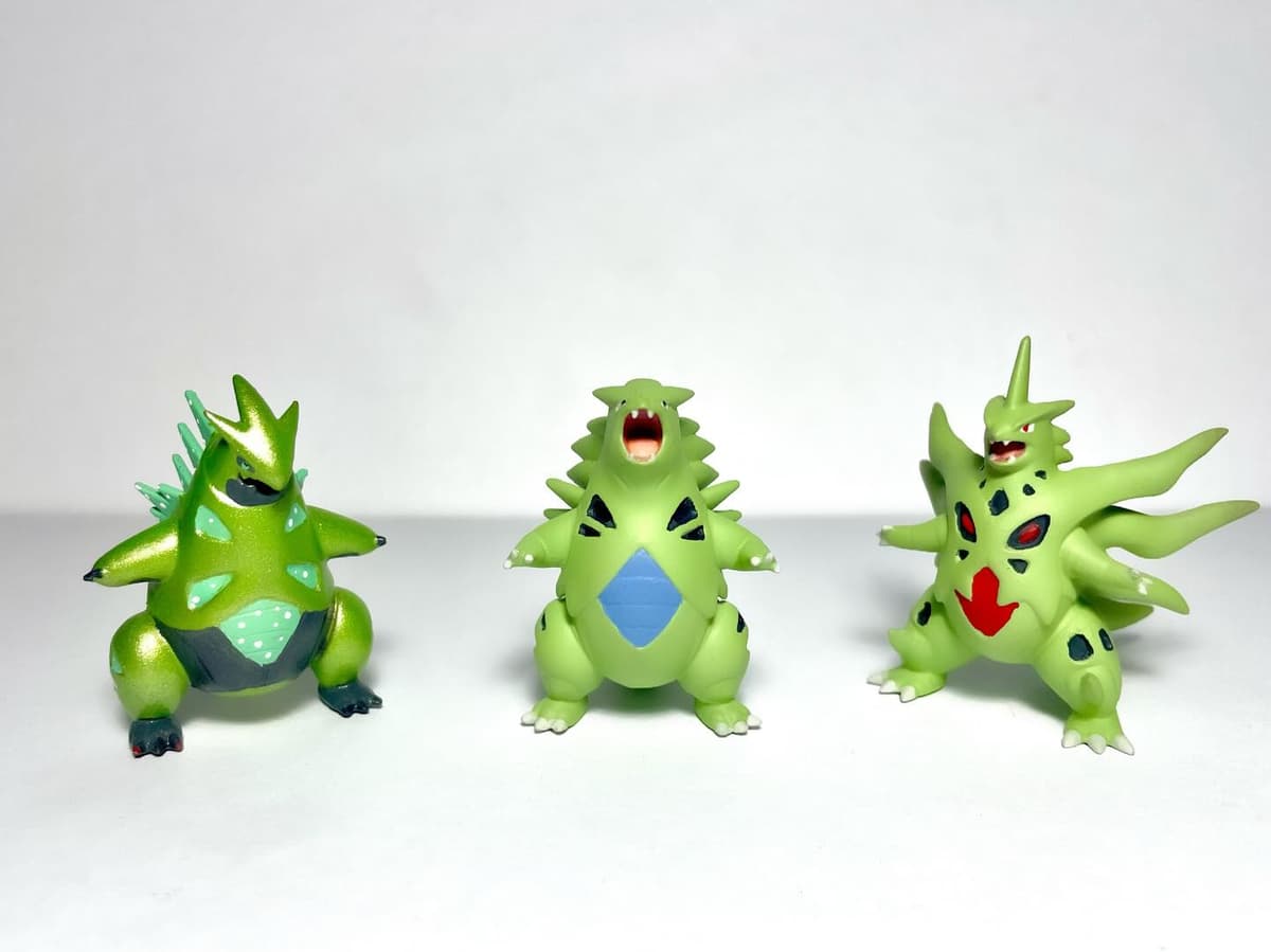 Tyranitar Iron Thorns, Tyranitar y Mega Tyranitar tamaño Takara Tomy.
