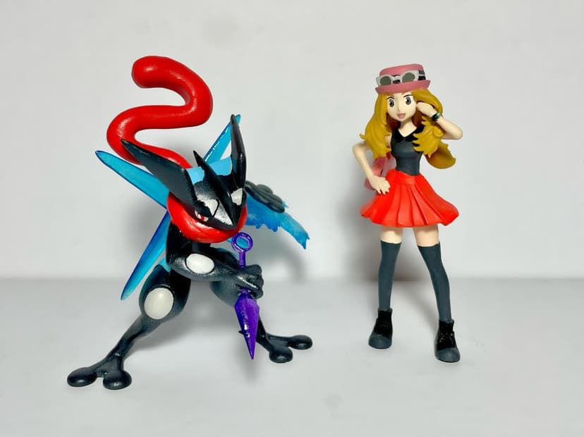 Greninja — Shiny Greninja y serena escala 1/20.
