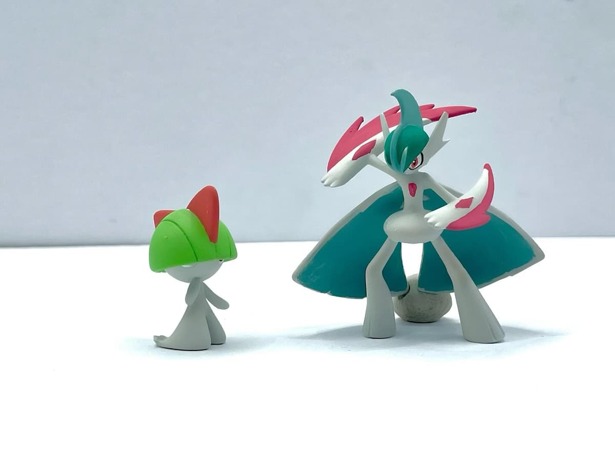 Ralts Ralts & Mega Gallade tamaño “Takara Tomy “