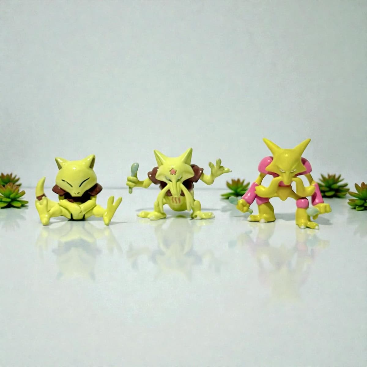 Alakazam Repintado versión Shiny de la línea evolutiva “Alakazam” de Tomy