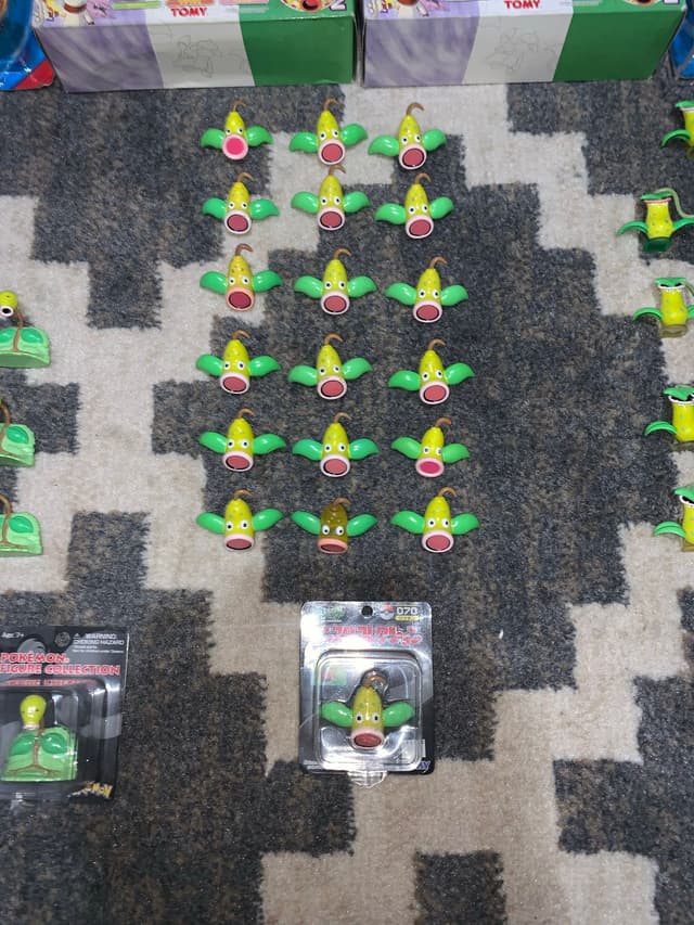Weepinbell, Bellsprout · Monster Collection / Figure Collection · one darker/clear Weepinbell variant