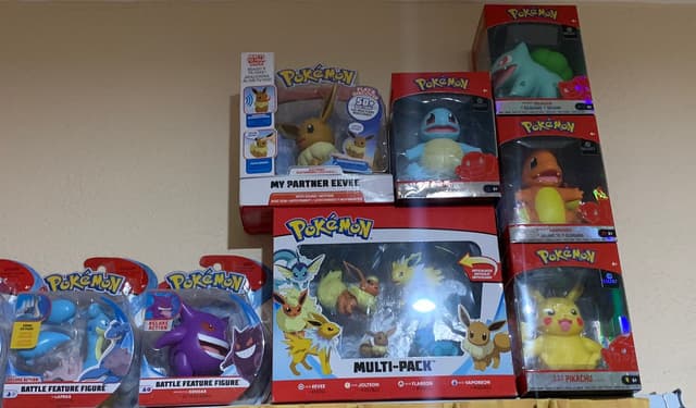 Eevee, Squirtle, Bulbasaur, Charmander +6 · Select / Battle Feature / Eeveelution Multi-Pack