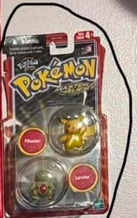 Blister sellado Hasbro: Pikachu + Larvitar con cada figura en su BURBUJA redonda. Foto de una colección que mandó Oscar (23-sep-2026); pendiente una foto mejor.