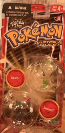 Blister sellado Hasbro: Celebi + Sneasel (2 figuras + discos de batalla, nunca separadas de fábrica). Versión de BURBUJAS (cada figura en su cúpula). Su reverso es el mismo que el de charola (© 2003, mismo código): es el mismo producto con otra charola, no otra tirada.