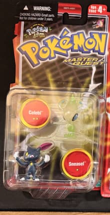 Blister sellado Hasbro: Celebi + Sneasel en CHAROLA PLANA cuadrada (la otra versión lleva cada figura en su burbuja). Reverso de la cartela de charola (pieza de Oscar, 23-sep-2026): © 2003, inglés/francés/español, surtido 58970.